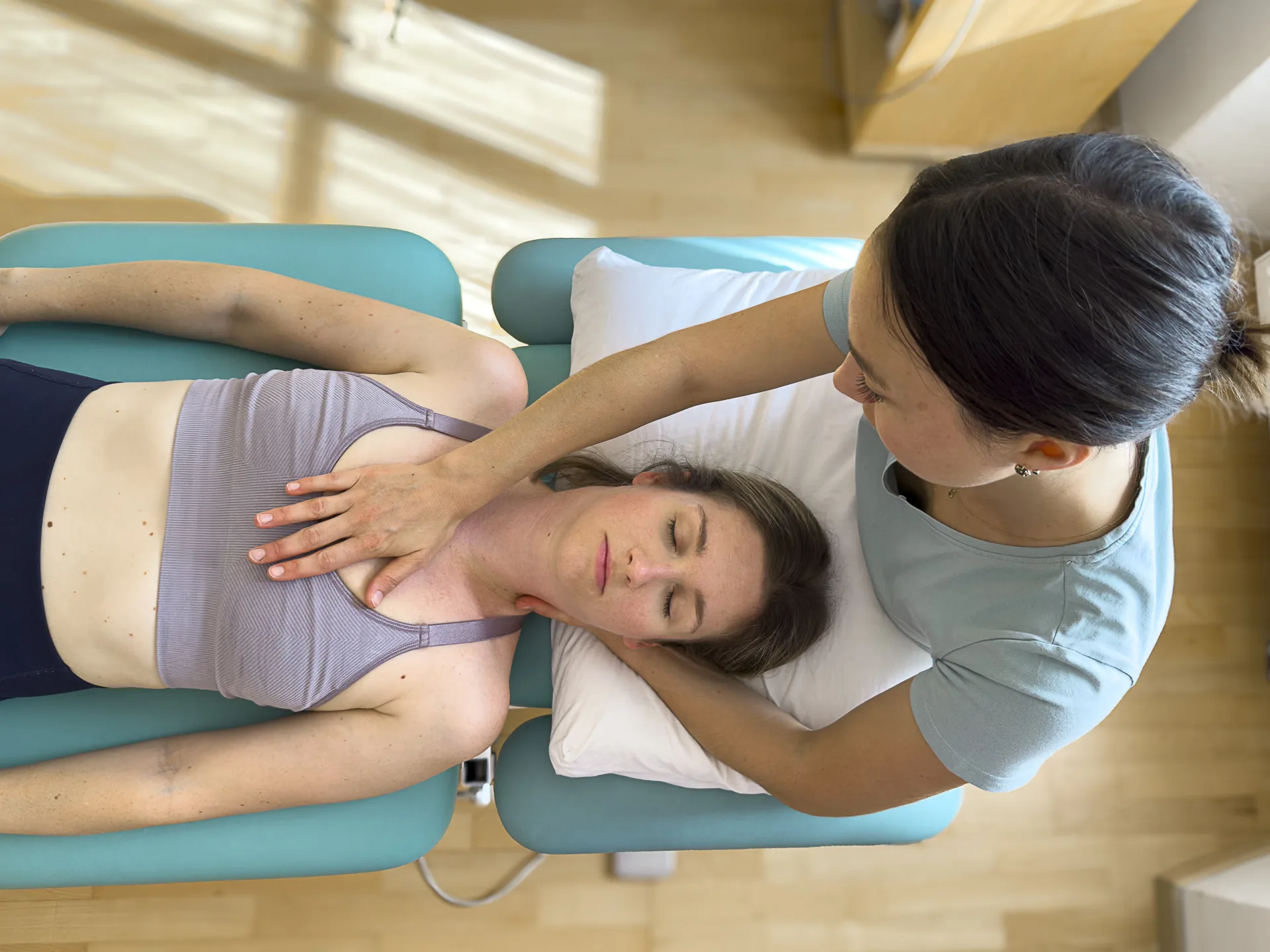 Hannah Klappert bei der manuellen Therapie im Bereich von Brustkorb und Nacken
